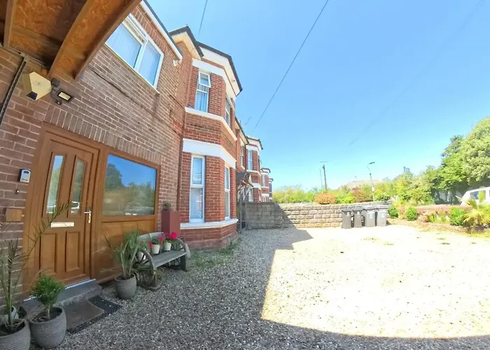 Bright Two-Bedroom With Parking, Close To Train Station & Seaside