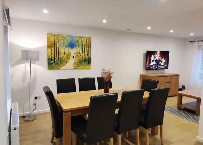 3 Bedroom House, Bbq, Garden, Parking , Wi-Fi, Smart Tv, Stay For Work, Close To The Beach, Shops, Hospital, Airport