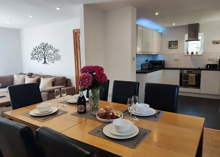 3 Bedroom House, Bbq, Garden, Parking , Wi-Fi, Smart Tv, Stay For Work, Close To The Beach, Shops, Hospital, Airport